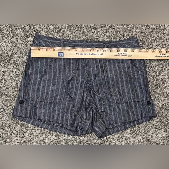 3. Banana Republic Low Rise Gray Striped Cuffed Shorts! Size 4P! - Picture 6 of 8
